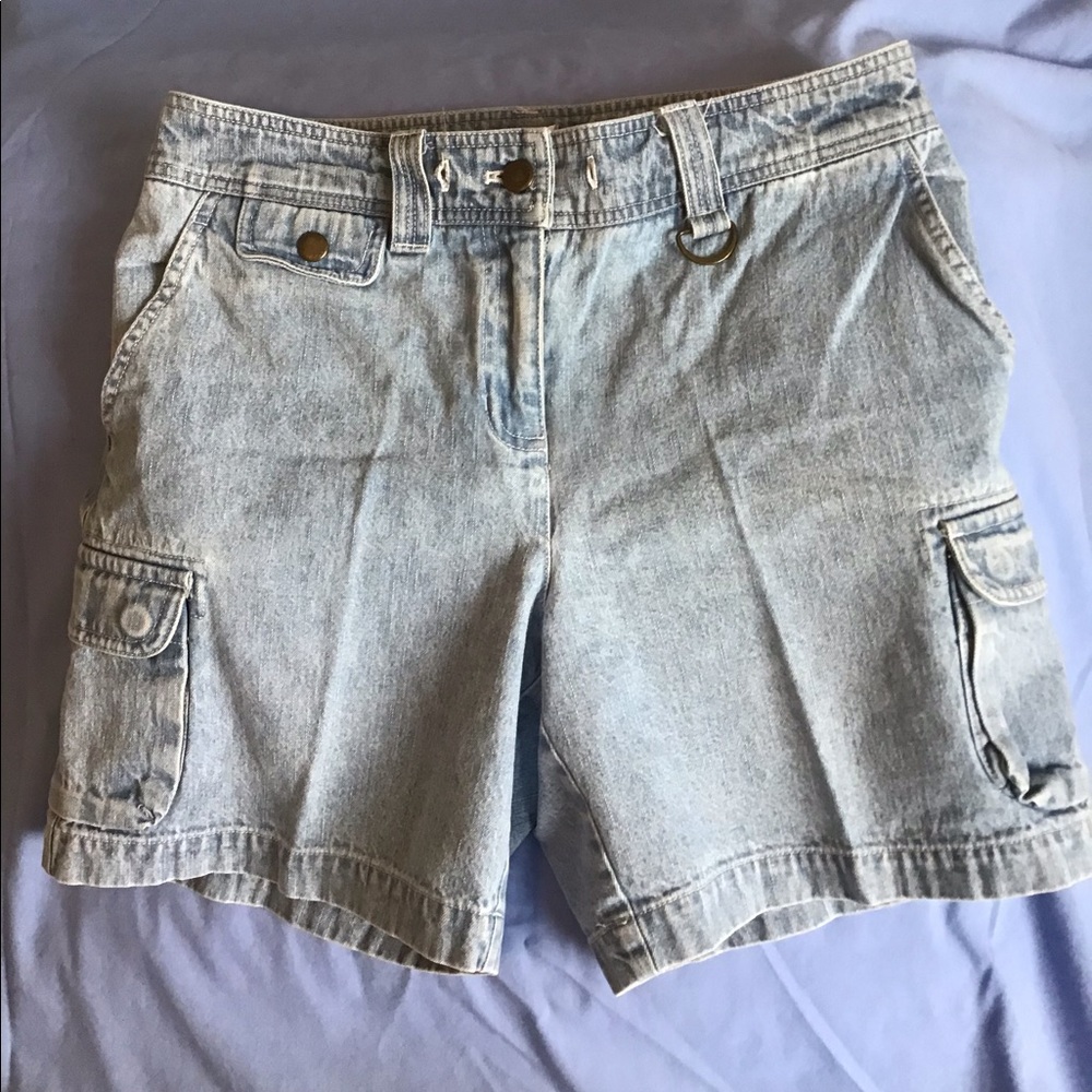 Jones New York size 6 ladies denim shorts.
